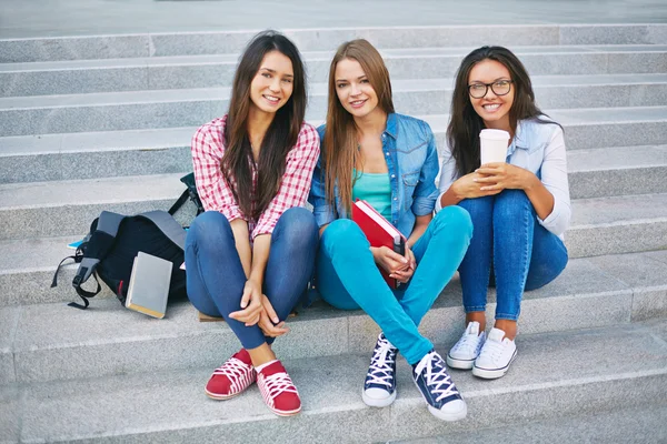Dospívající dívky, které seděly na schodech — Stock fotografie