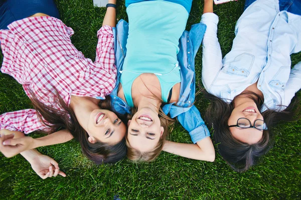 Ragazze spensierate sdraiate sull'erba — Foto Stock