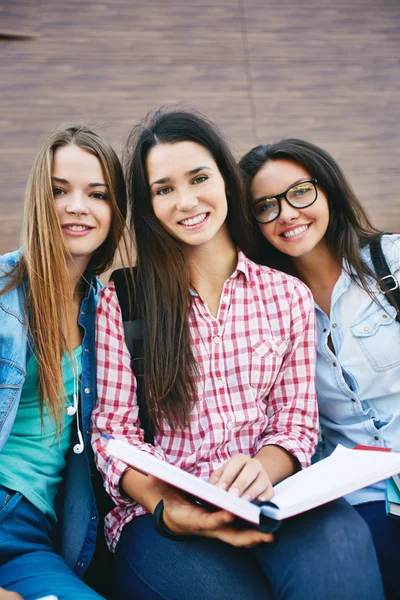 Teenager Mädchen mit offenem Buch — Stockfoto