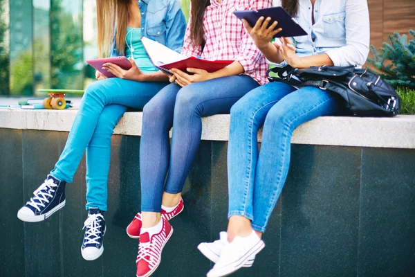 Studenten in strakke jeans — Stockfoto