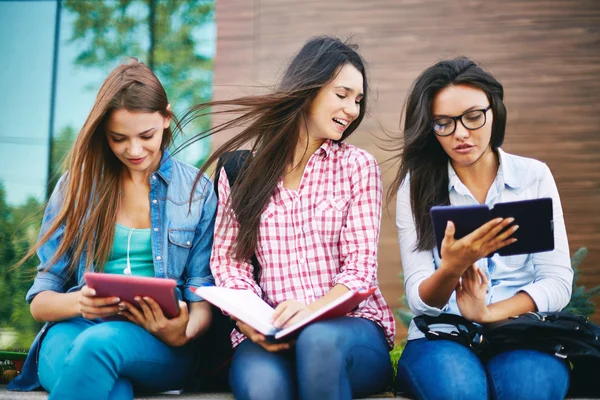 Tienermeisjes lezen buiten — Stockfoto