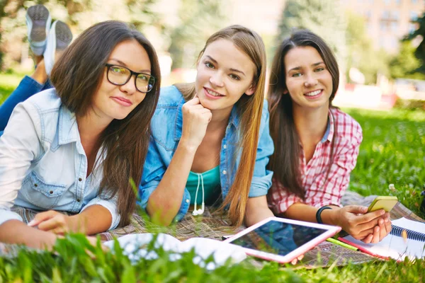 Chicas con dispositivos tecnológicos en el parque — Foto de Stock