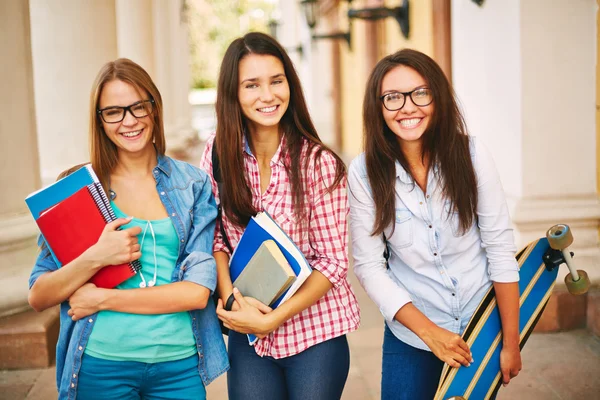 Meninas jovens em pé por sua faculdade — Fotografia de Stock