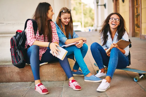 Étudiants filles communiquant dans la rue — Photo