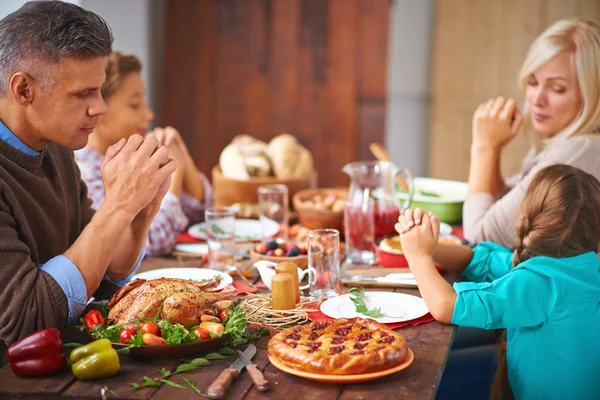 Familjen sitter vid Thanksgiving festliga bord — Stockfoto