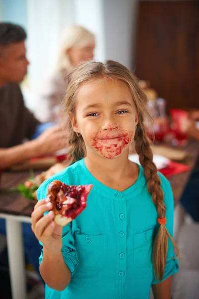 Smoezelige meisje zoete taart eten — Stockfoto