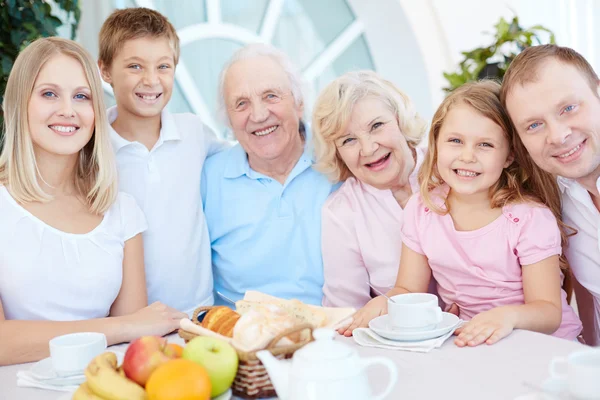 Stor familj äter middag — Stockfoto