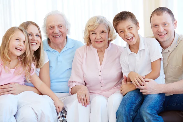 Família alegre em casa — Fotografia de Stock