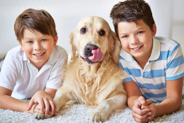 Felizes irmãos e cão — Fotografia de Stock