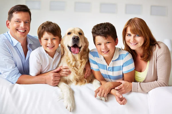 Família com cão Labrador — Fotografia de Stock