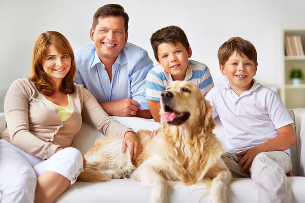 Familie en Labrador hond — Stockfoto