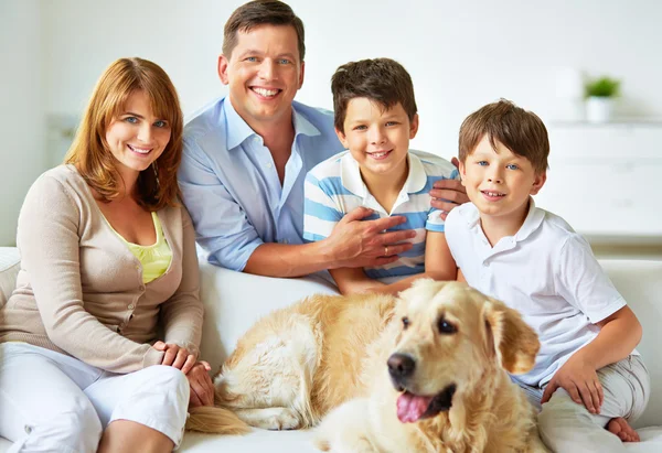 Família com cão Labrador — Fotografia de Stock