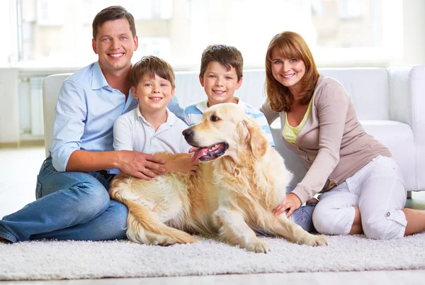 Familia con perro Labrador — Foto de Stock