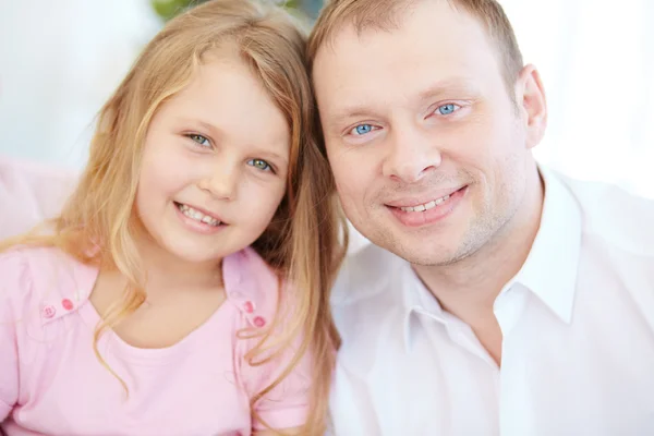 Knappe man en leuke dochter — Stockfoto