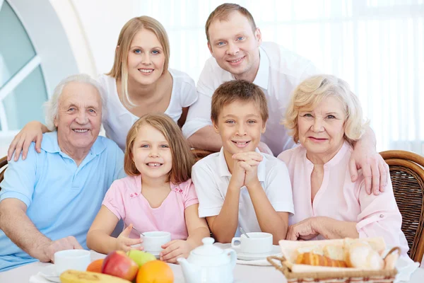 Senior och unga par och deras barn — Stockfoto