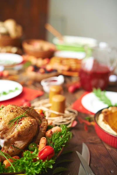 Geroosterde Turkije op feestelijke tafel — Stockfoto