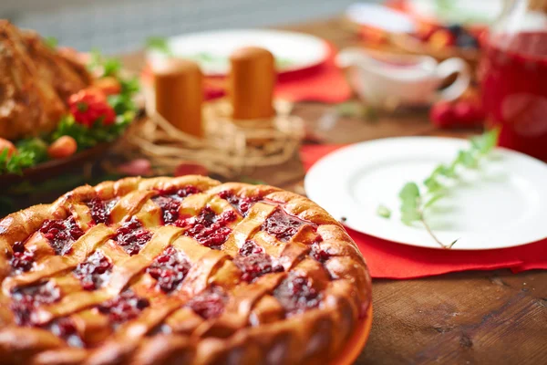 Domácí koláč s brusinkovou marmeládou — Stock fotografie