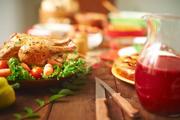 Tacchino arrosto su tavola festiva — Foto Stock