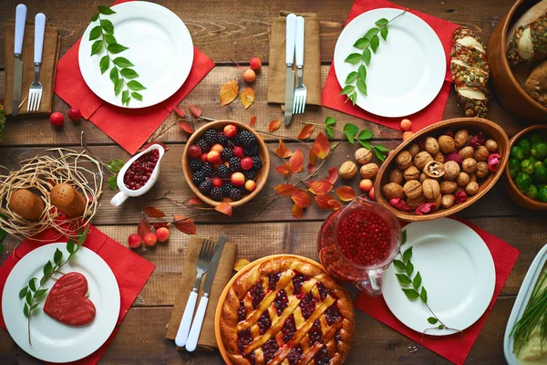 나무 테이블에 과일 음료와 — 스톡 사진
