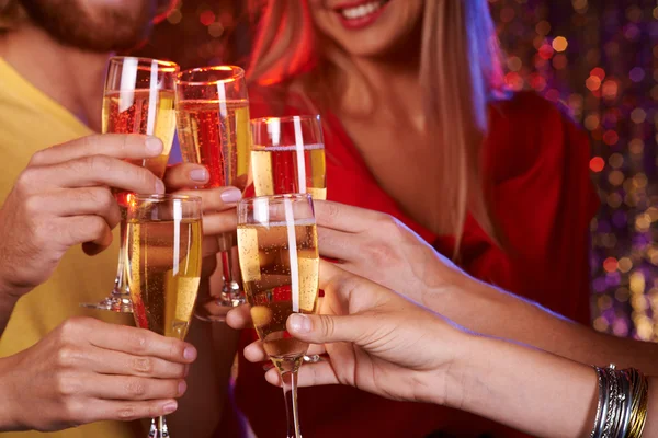 Vänner rosta med champagne — Stockfoto