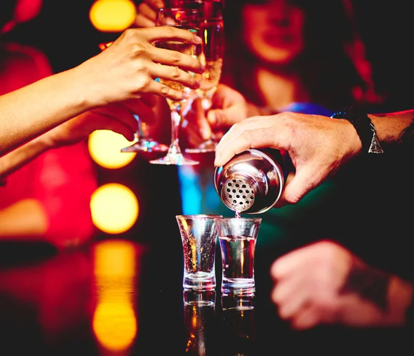 Barman derramando bebida em copos — Fotografia de Stock