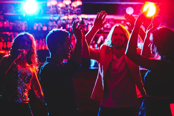 Jóvenes bailando en discoteca — Foto de Stock