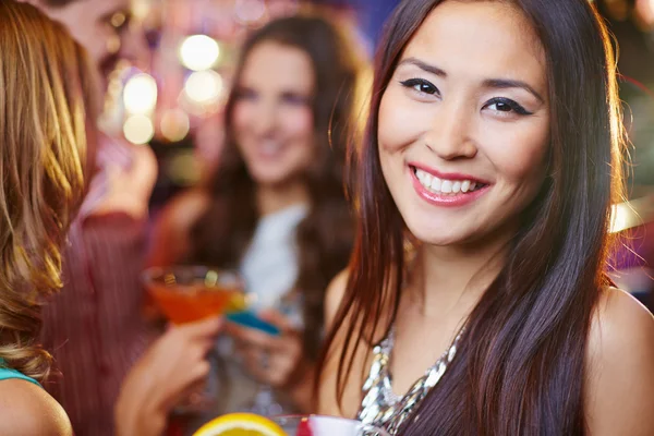 Joyful asiatische Mädchen bei party — Stockfoto