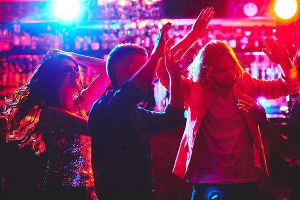 Jugendliche tanzen in Diskothek — Stockfoto