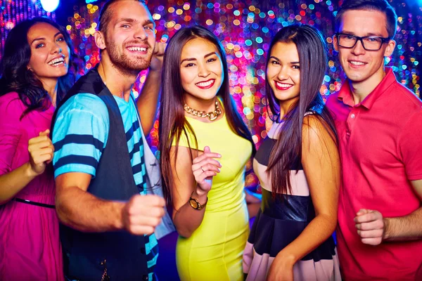 Vrienden dansen op disco party — Stockfoto