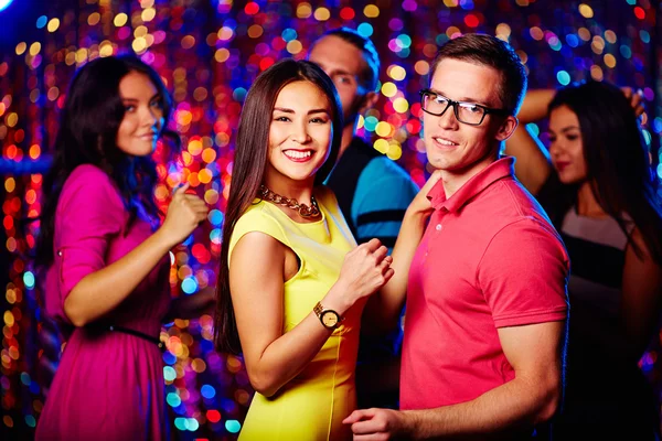 Młoda para tańczy w nocnym klubie — Zdjęcie stockowe