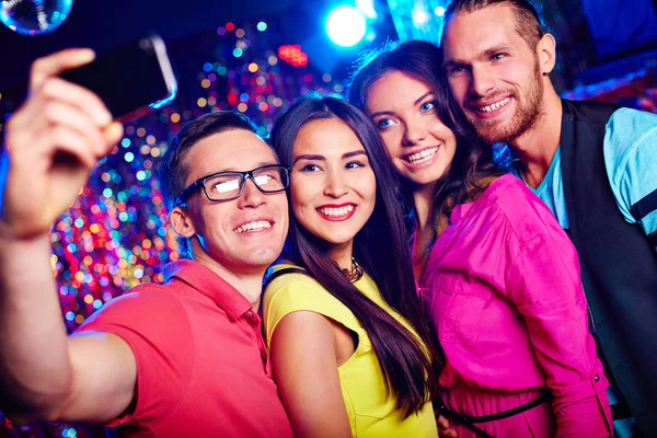 Människor med selfie på fest — Stockfoto