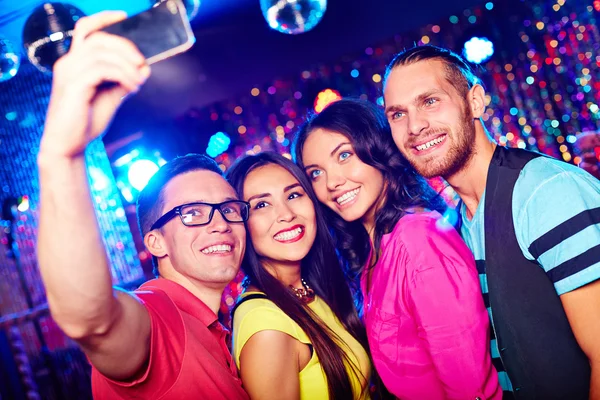 Leute machen Selfie auf Party — Stockfoto