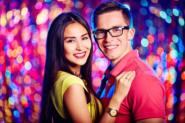 Paar dansen bij nightclub — Stockfoto