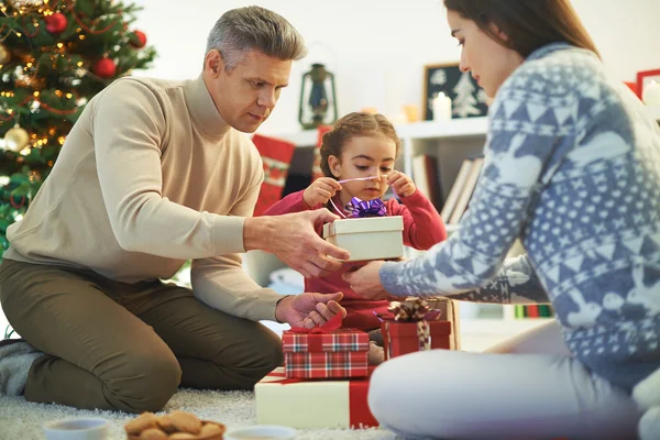 Familie packt Weihnachtsgeschenke ein — Stockfoto