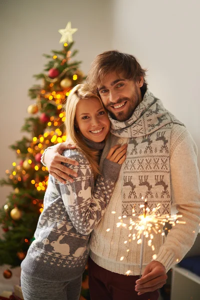 Sonriente pareja en la noche de Navidad —  Fotos de Stock