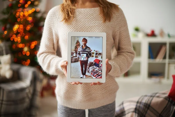 Girl showing Christmas image of   boyfriend — Stock Photo, Image