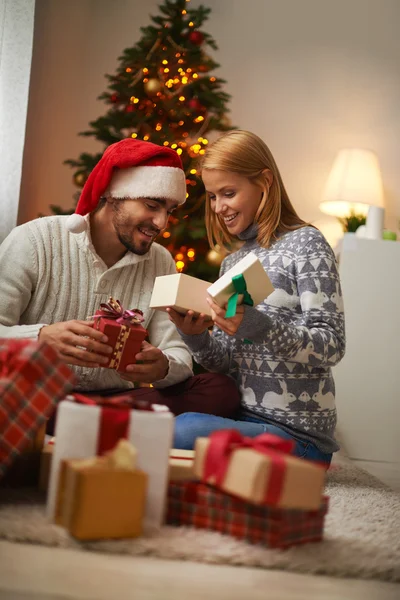 Casal de abertura caixas de presente de Natal — Fotografia de Stock