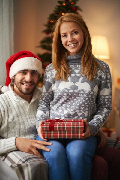 Couple holding Christmas present — Stock Photo, Image