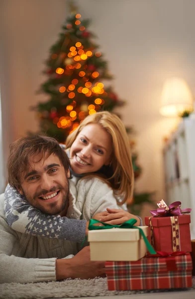 Casal na noite de Natal — Fotografia de Stock