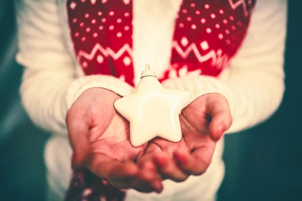 Estrella blanca de Navidad en las manos — Foto de Stock