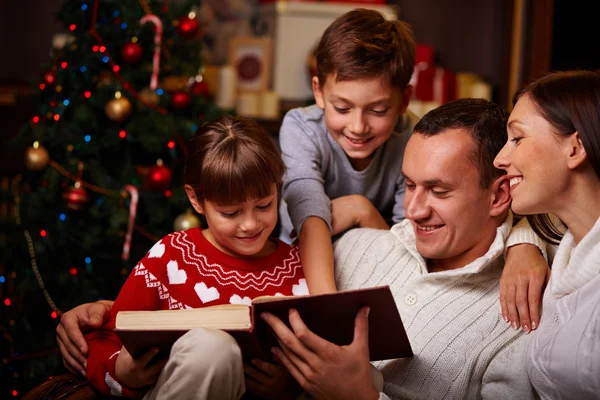 Família lendo contos de fadas de Natal — Fotografia de Stock
