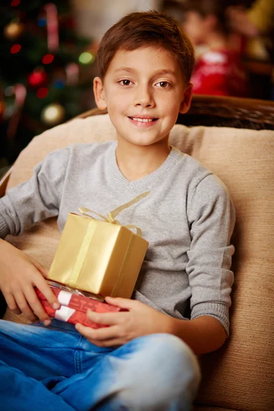 Ragazzo con regali di Natale — Foto Stock