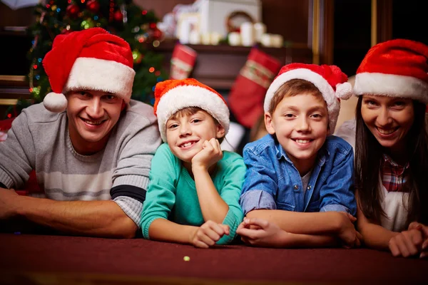 サンタ帽子で家族 — ストック写真