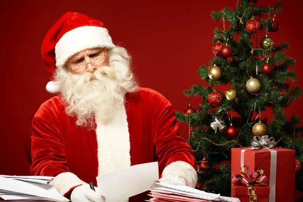 Santa Claus reading letter — Stock Photo, Image