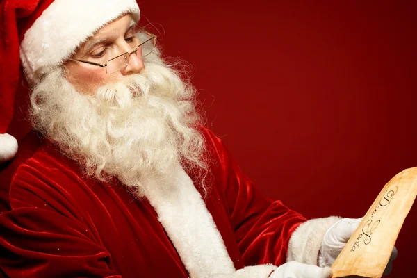 Santa Claus reading Christmas letter — Stock Photo, Image