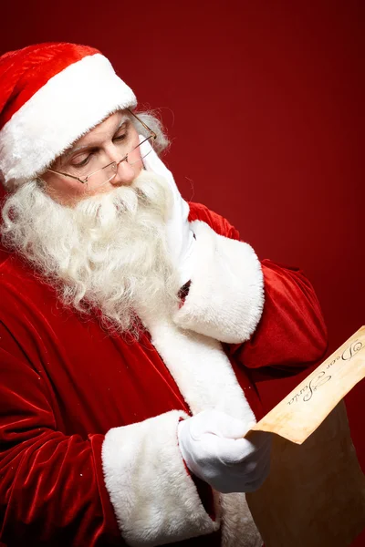 Père Noël lisant la lettre de Noël — Photo
