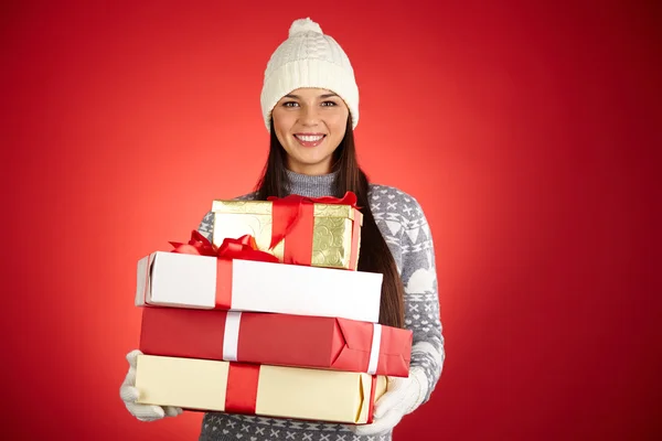 Mädchen im Winter tragen Geschenkboxen — Stockfoto