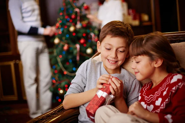 Kinder öffnen Weihnachtsgeschenk — Stockfoto
