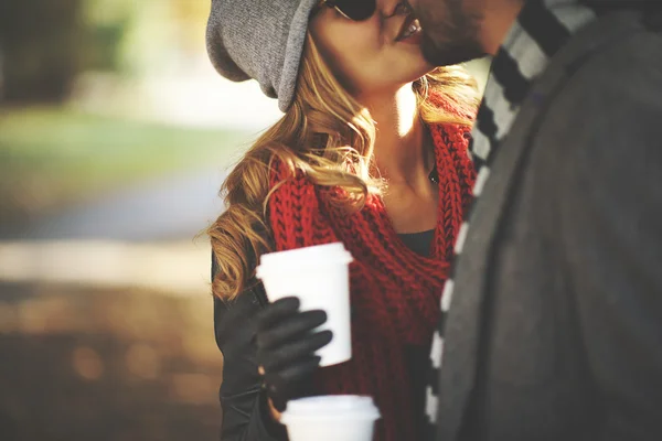 Pareja besándose en otoño parque —  Fotos de Stock