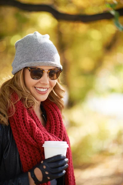 Vrouw die koffie drinkt in het herfstpark — Stockfoto